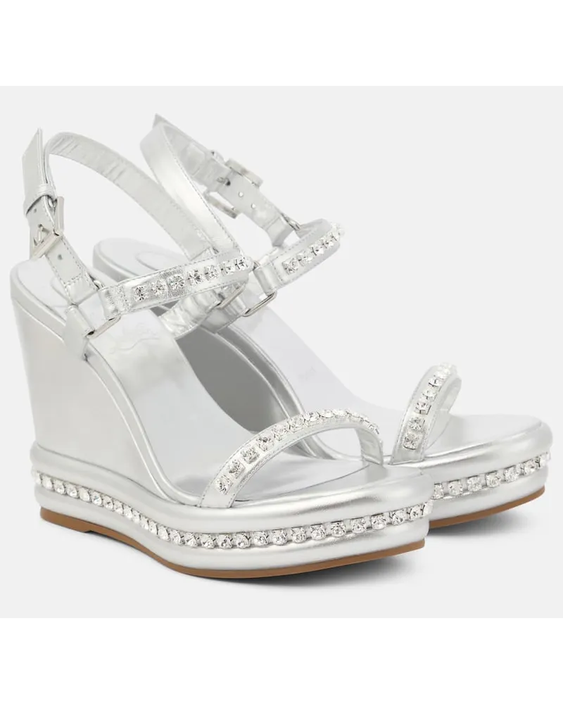 Christian Louboutin Verzierte Wedge-Sandalen Pyrastrass aus Metallic-Leder Silber