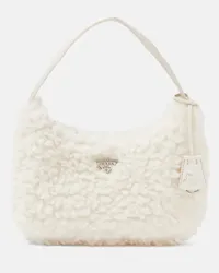 Prada Schultertasche Re-Edition 2000 Mini aus Shearling Weiss