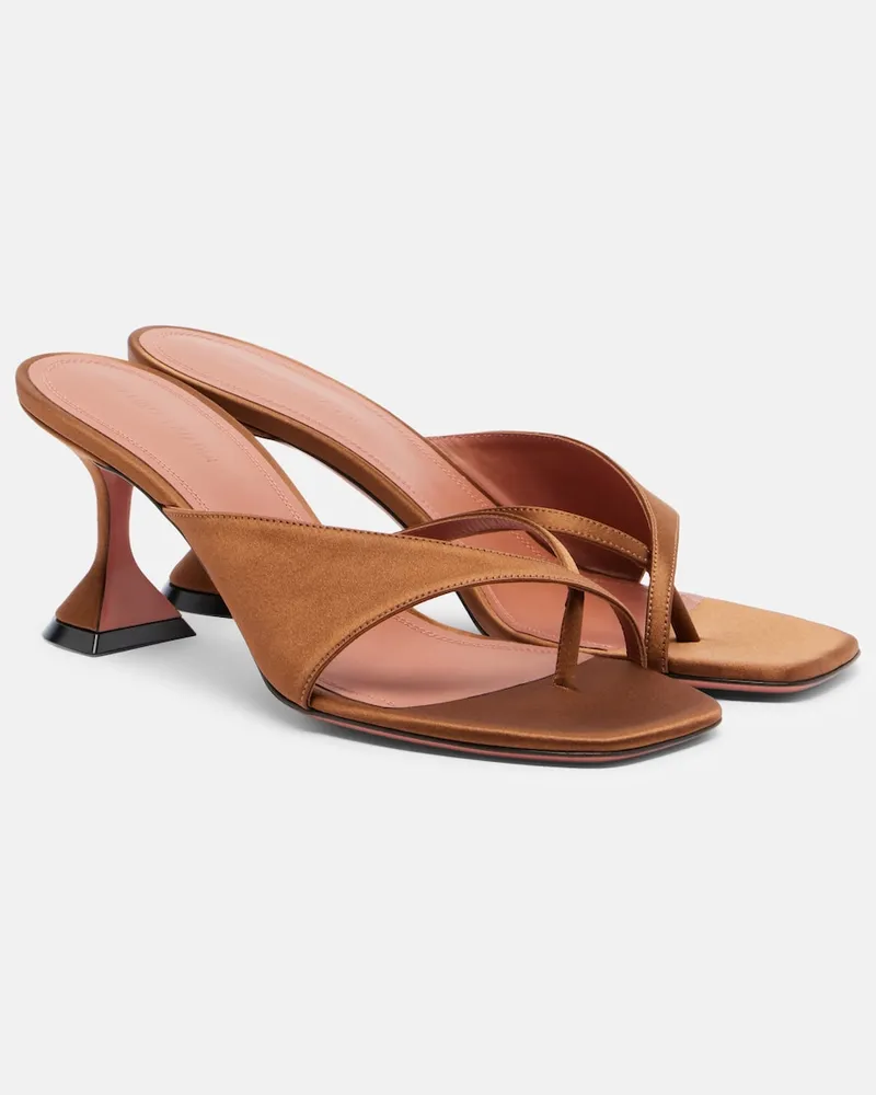 Amina Muaddi Sandalen Shiona aus Satin Braun