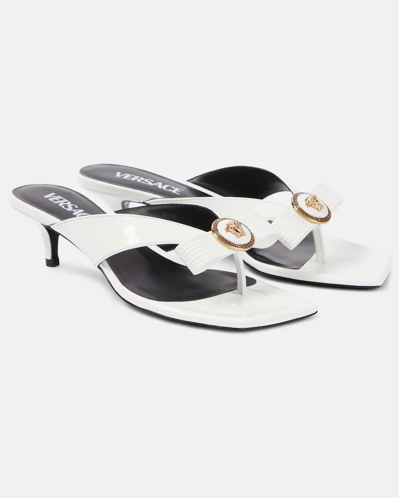 Versace Sandalen Gianni Ribbon 45 aus Lackleder Weiß