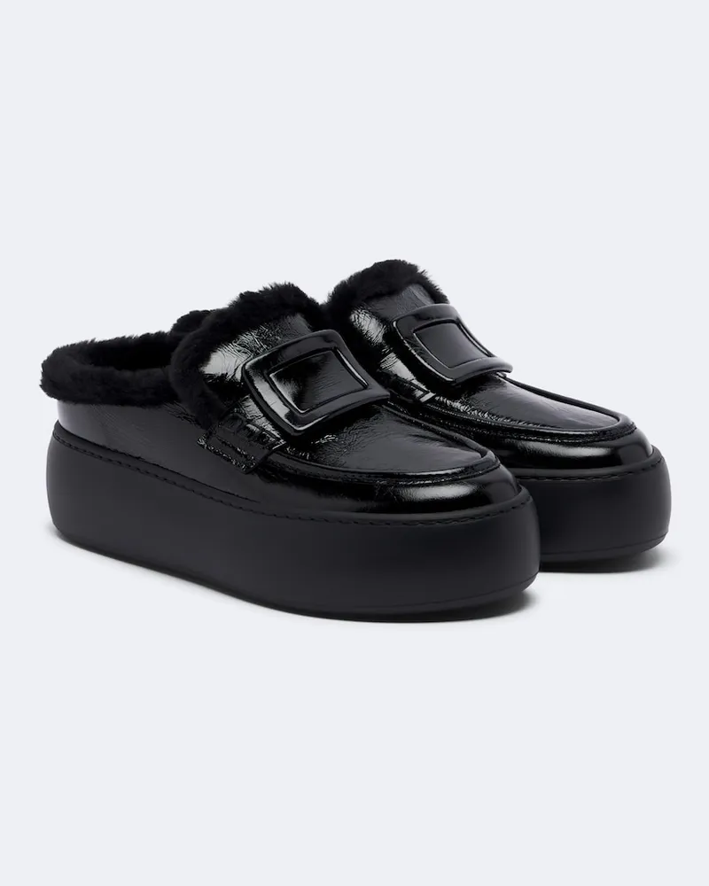Roger Vivier Slippers aus Lackleder mit Shearling Schwarz