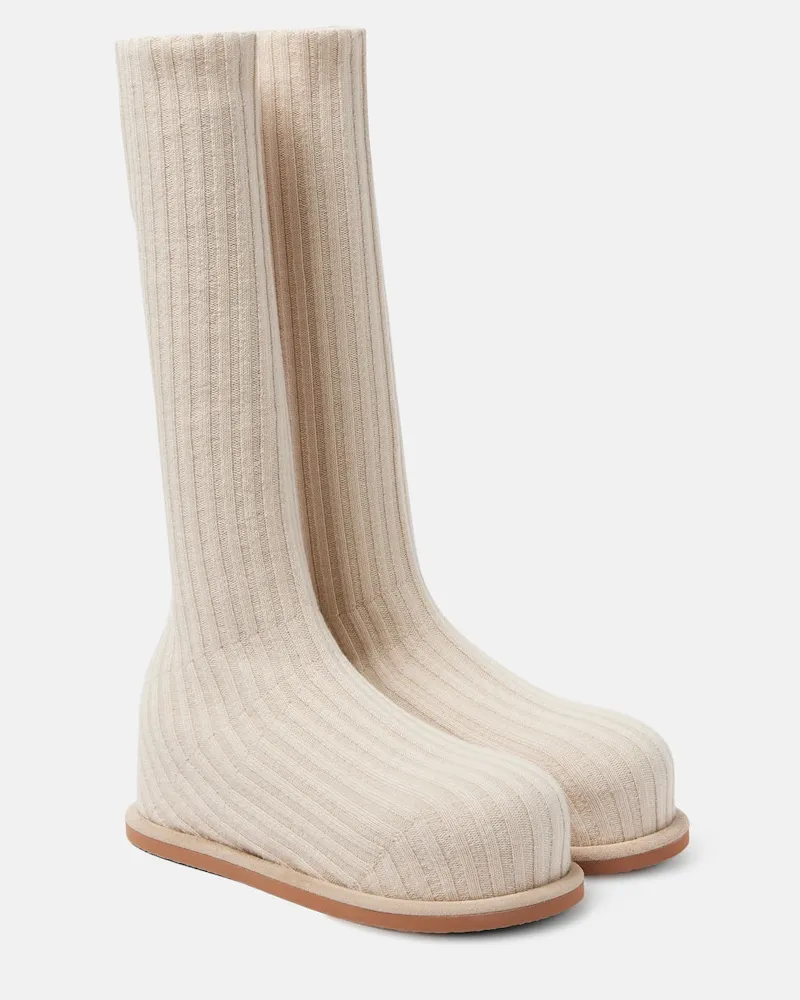 Amina Muaddi Stiefel Veneda 15 aus Strick Beige