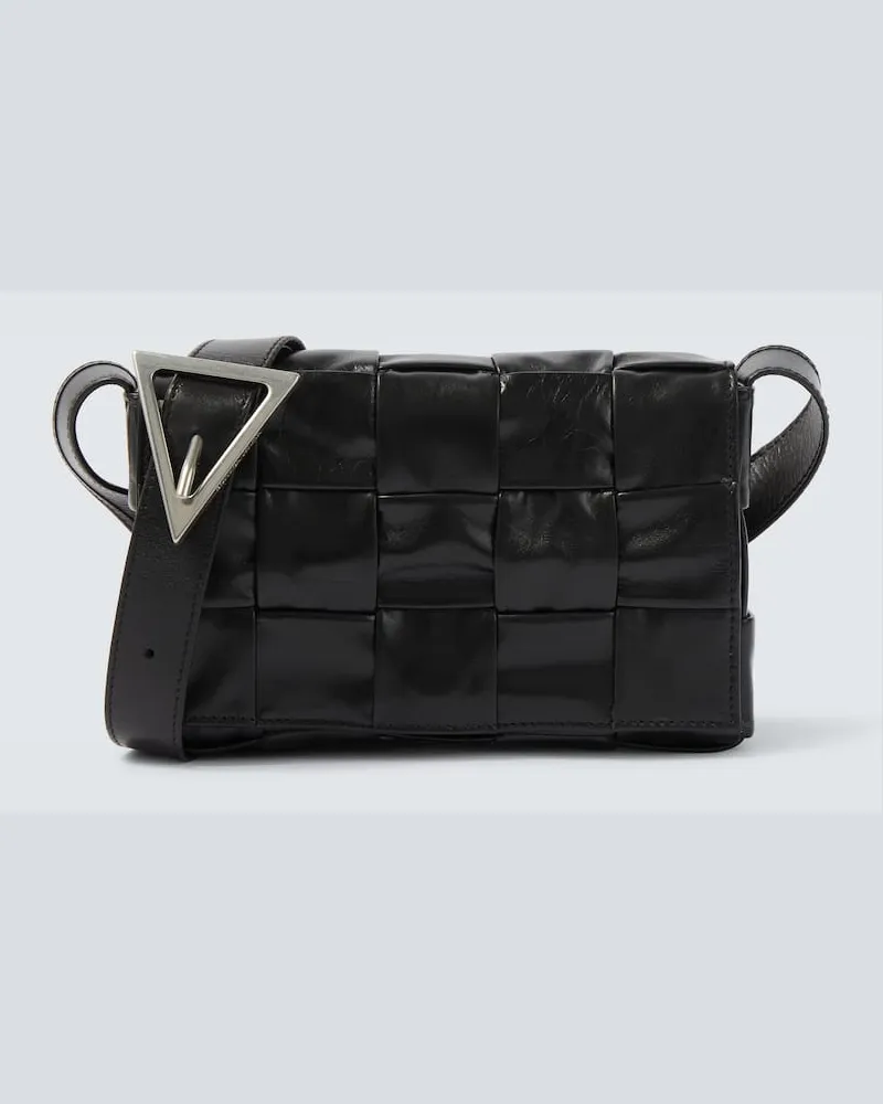 Bottega Veneta Crossbody Bag Cassette Small aus Leder Schwarz
