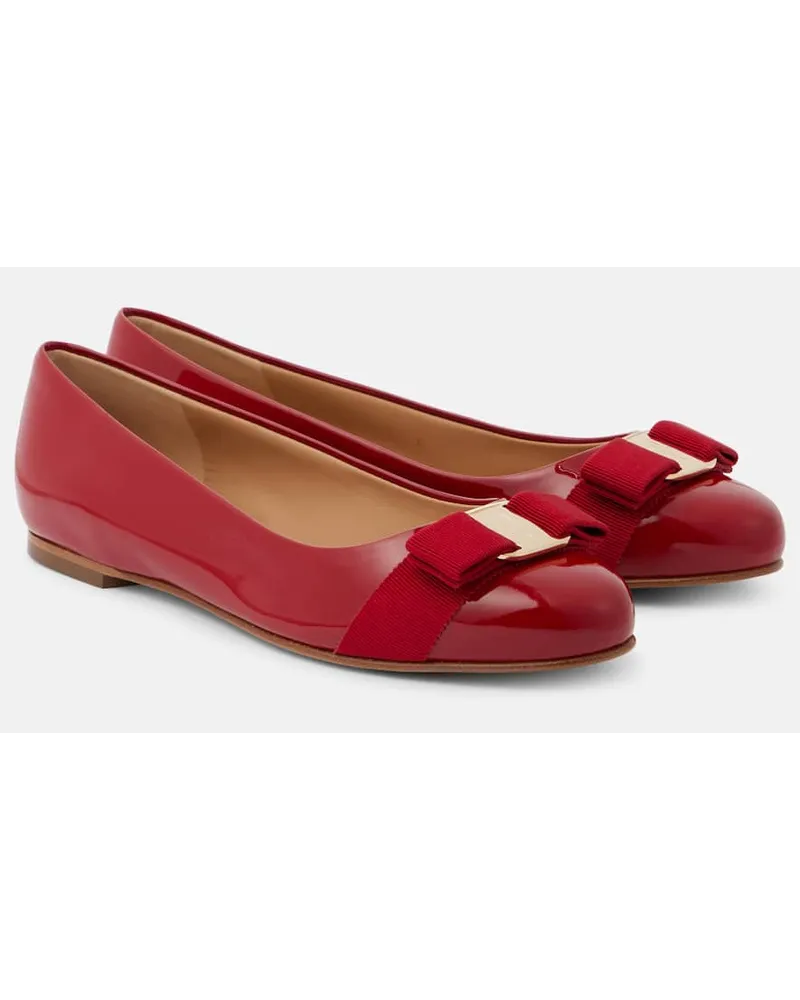 Ferragamo Ballerinas Varina aus Lackleder Rot