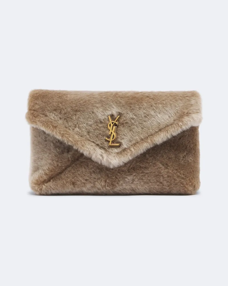 Saint Laurent Clutch Cassandre Large aus Shearling Beige