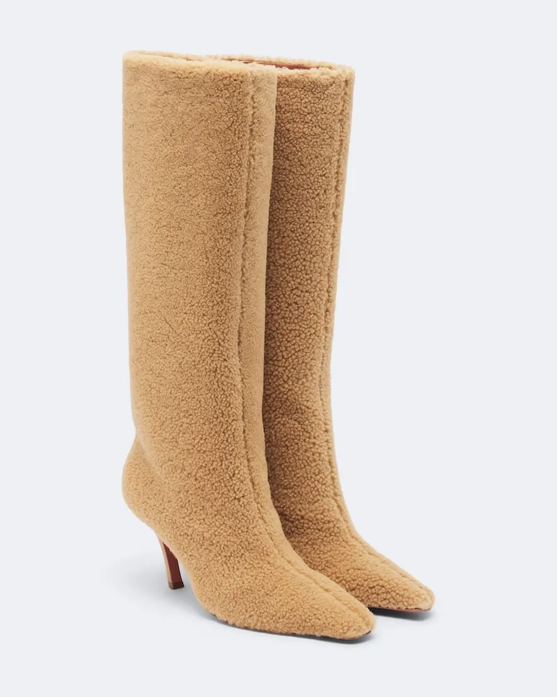 Amina Muaddi Stiefel Mona aus Shearling Beige