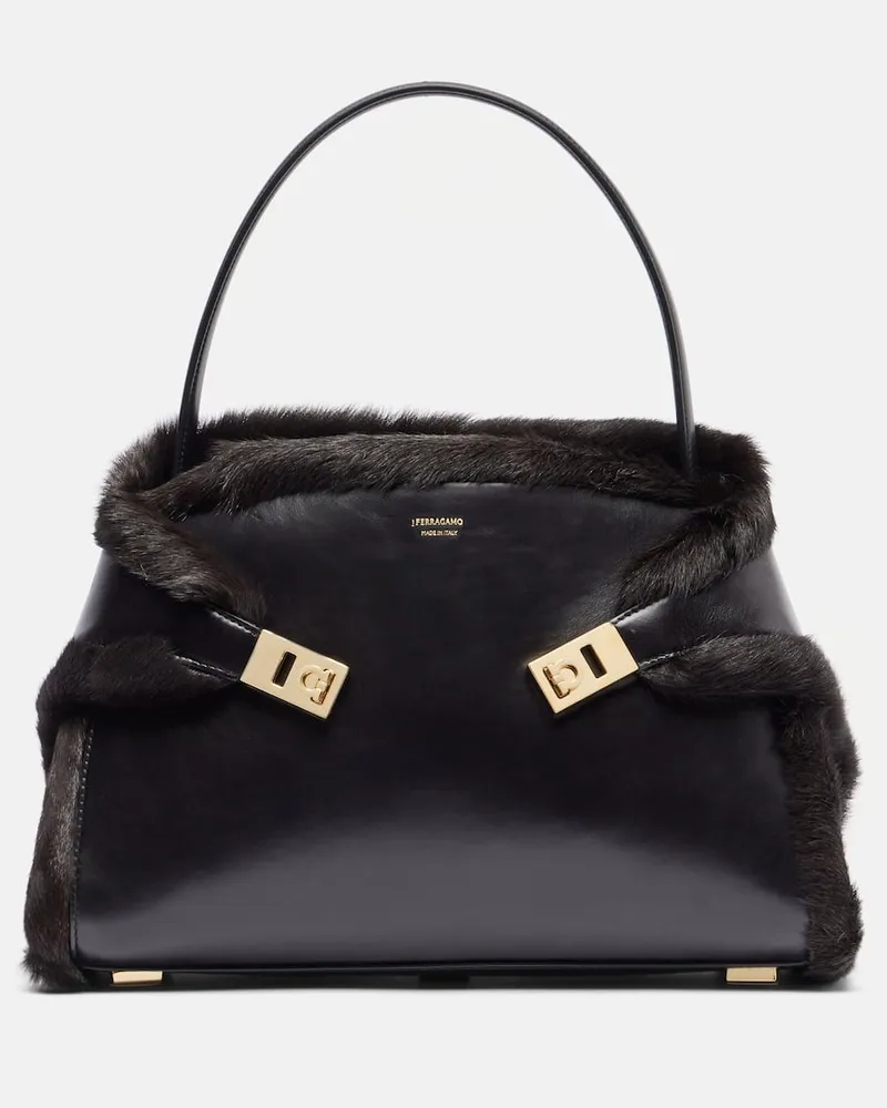 Ferragamo Schultertasche Hug Medium aus Leder mit Shearling Schwarz