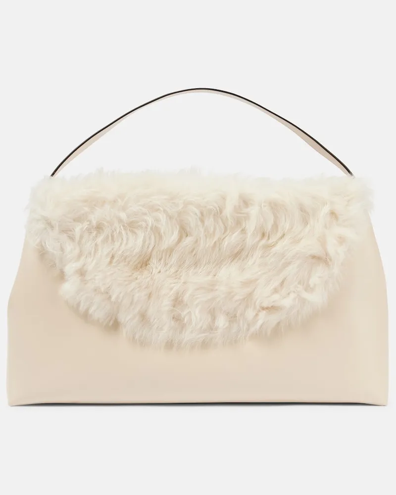 Totême Schultertasche T-Lock Large mit Shearling Weiß