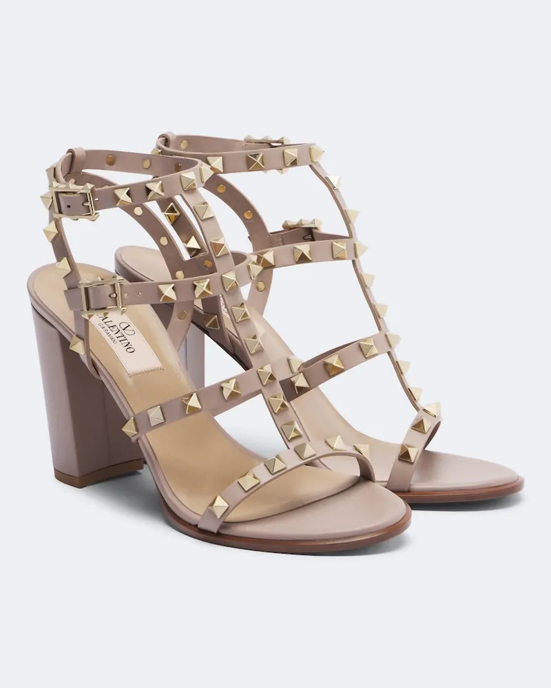 Valentino Garavani Sandalen Rockstud aus Leder Beige