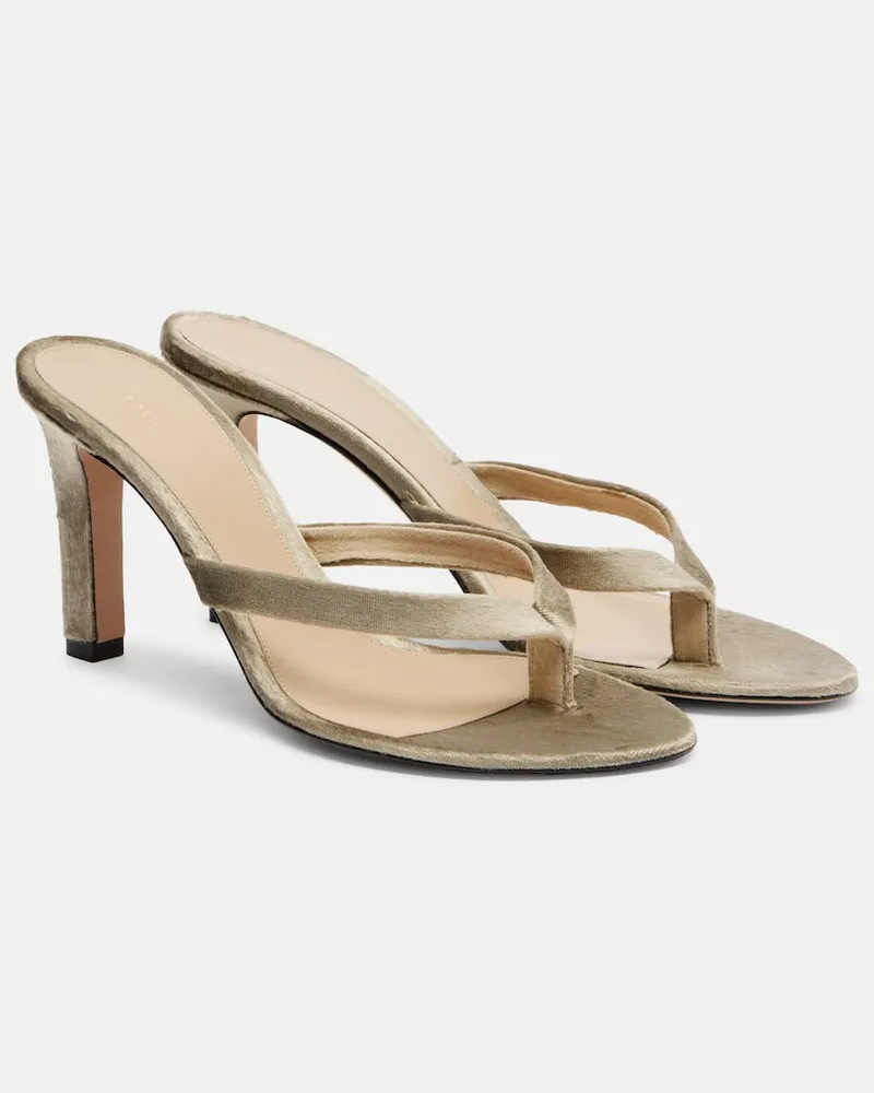 The Row Sandalen Sacha aus Samt Beige