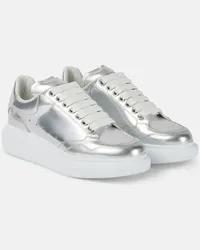 Alexander McQueen Sneakers Oversized aus Metallic-Leder Silber