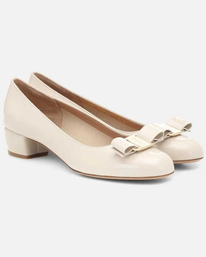 Ferragamo Pumps Vara aus Lackleder Weiß
