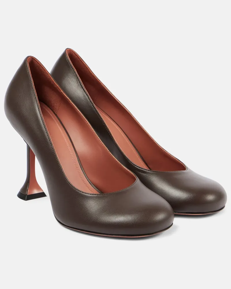 Amina Muaddi Pumps Iris 95 aus Leder Braun