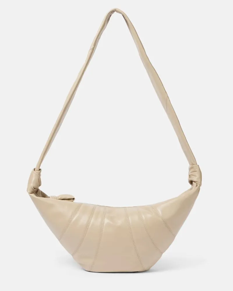 Christophe Lemaire Schultertasche Croissant Medium aus Leder Beige