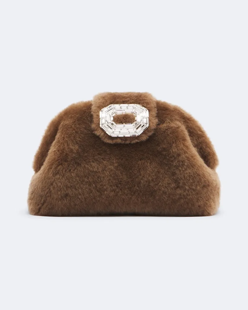 Amina Muaddi Clutch Camelia aus Shearling mit Kristallen Braun