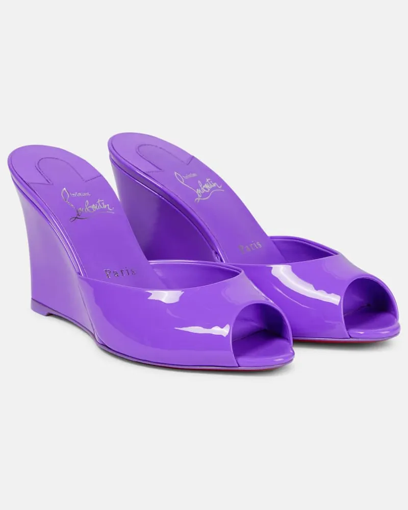 Christian Louboutin Pantoletten Me Dolly Zeppa aus Lackleder Violett