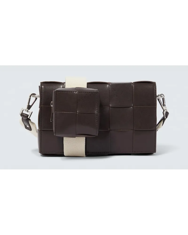 Bottega Veneta Crossbody Bag Cassette aus Leder Braun