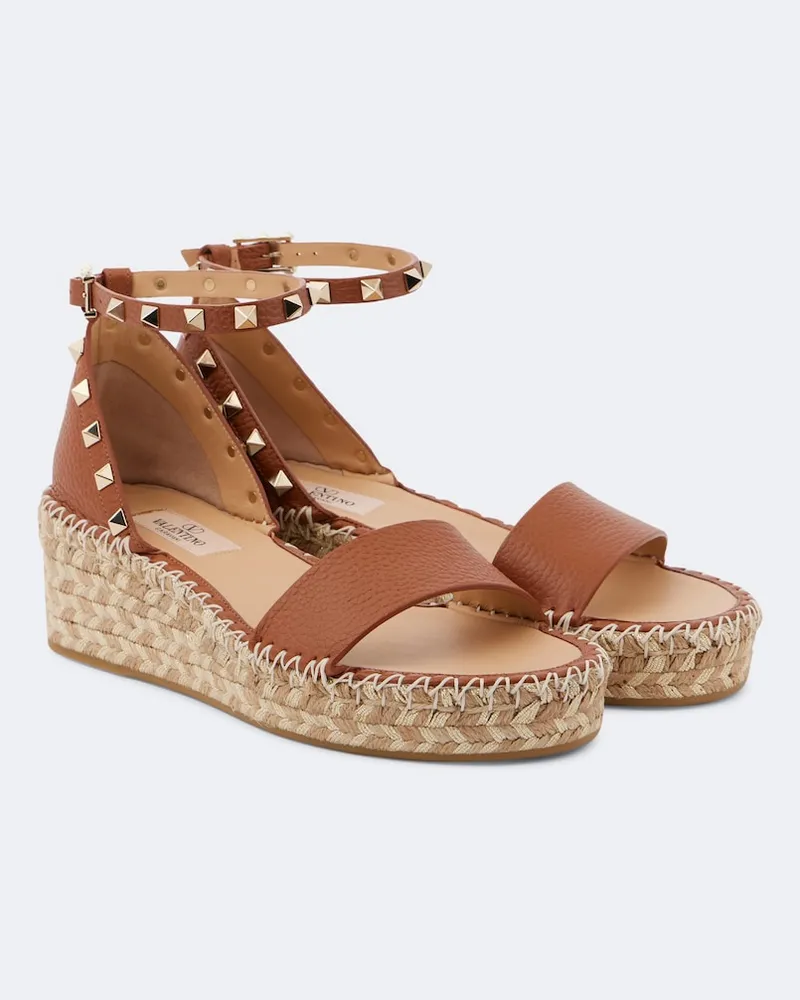 Valentino Garavani Espadrille-Keilsandaletten Rockstud 55 aus Leder Braun