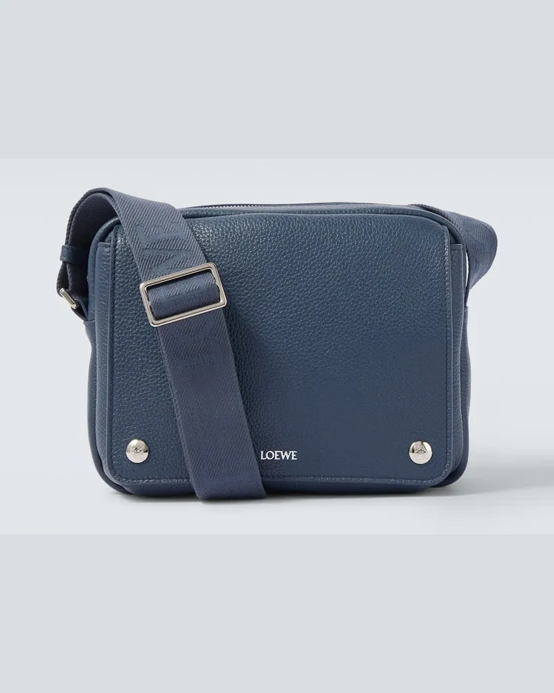 Loewe Messenger Bag Pebble Medium aus Leder Blau