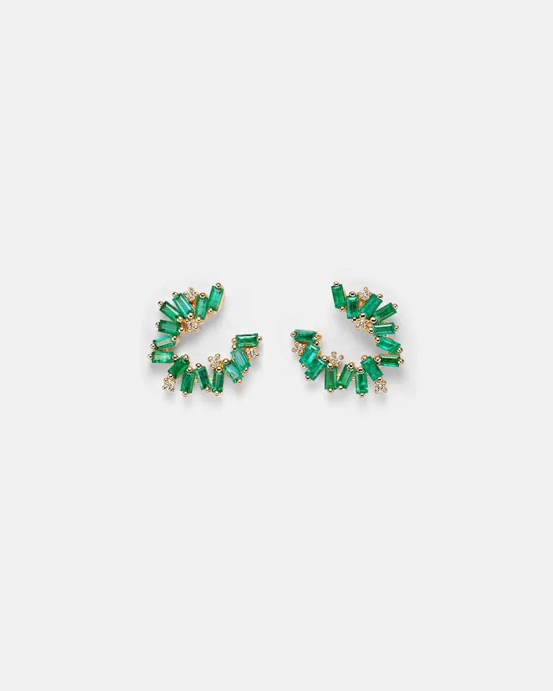 Suzanne Kalan Ohrringe Izzy Sideway aus 18kt Gelbgold mit Diamanten und Smaragden Grün