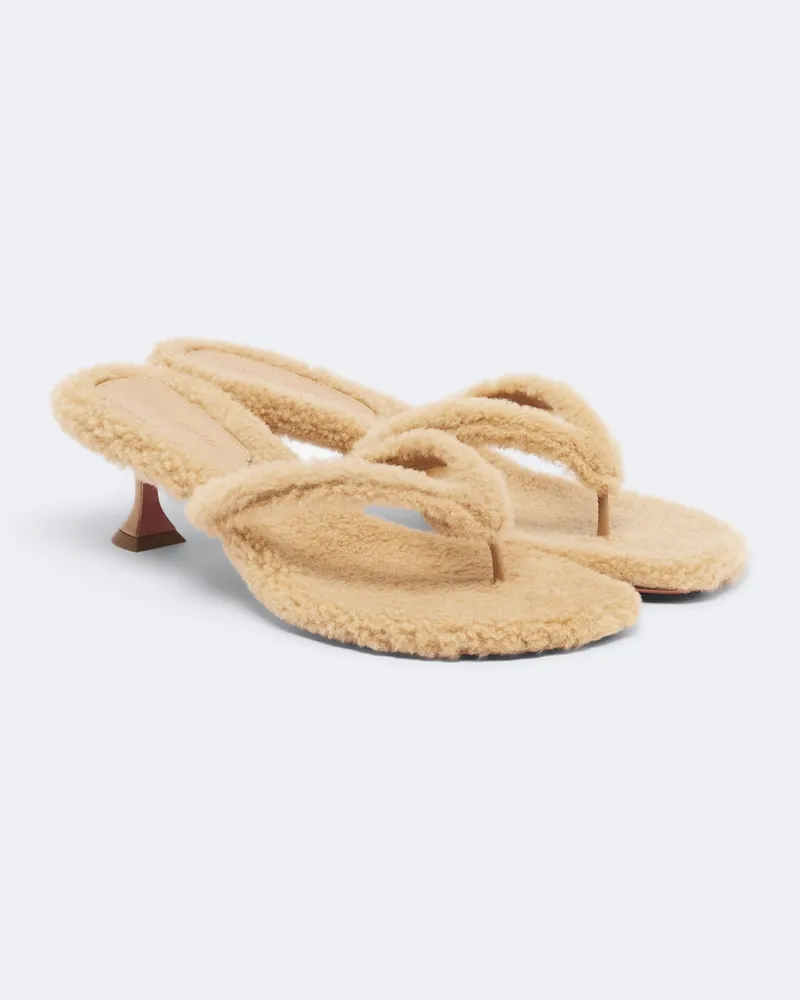 Amina Muaddi Sandalen Juliette aus Shearling Beige