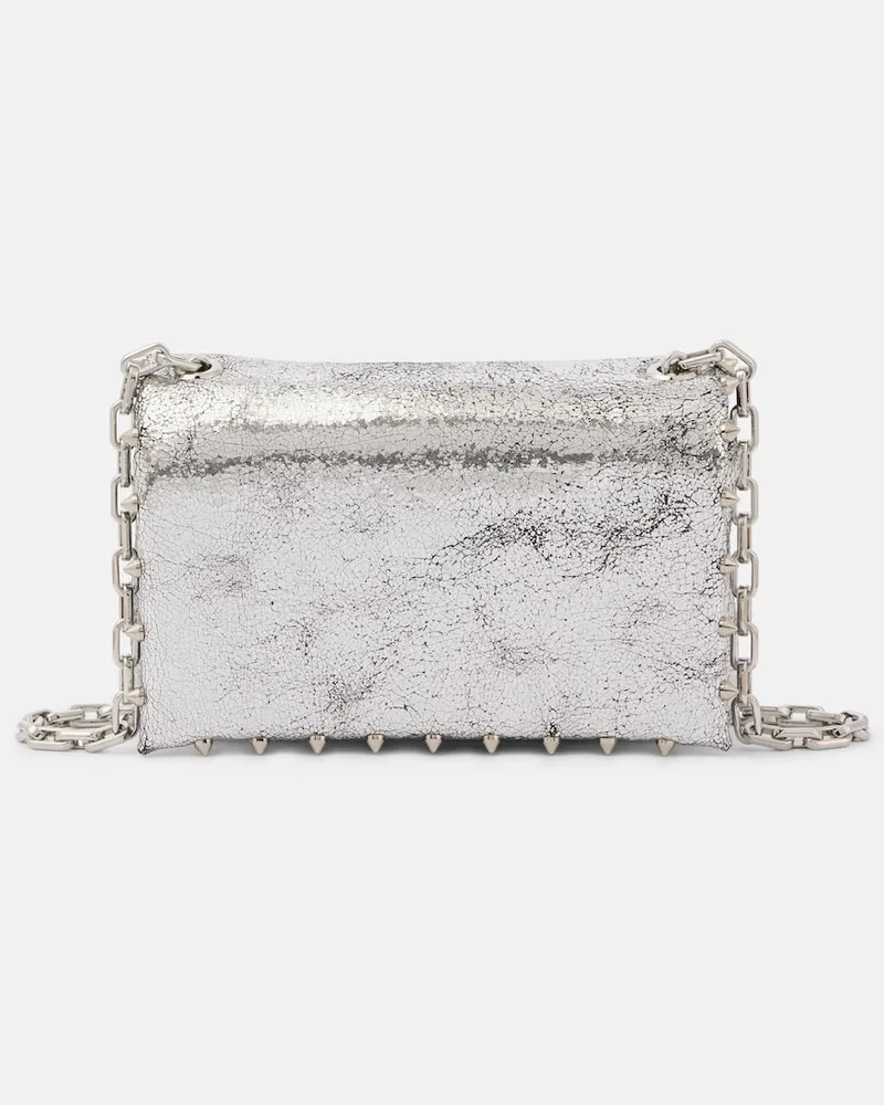 Christian Louboutin Schultertasche Spiked aus Metallic-Leder Silber