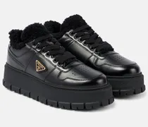 Plateau-Sneakers aus Leder mit Shearling