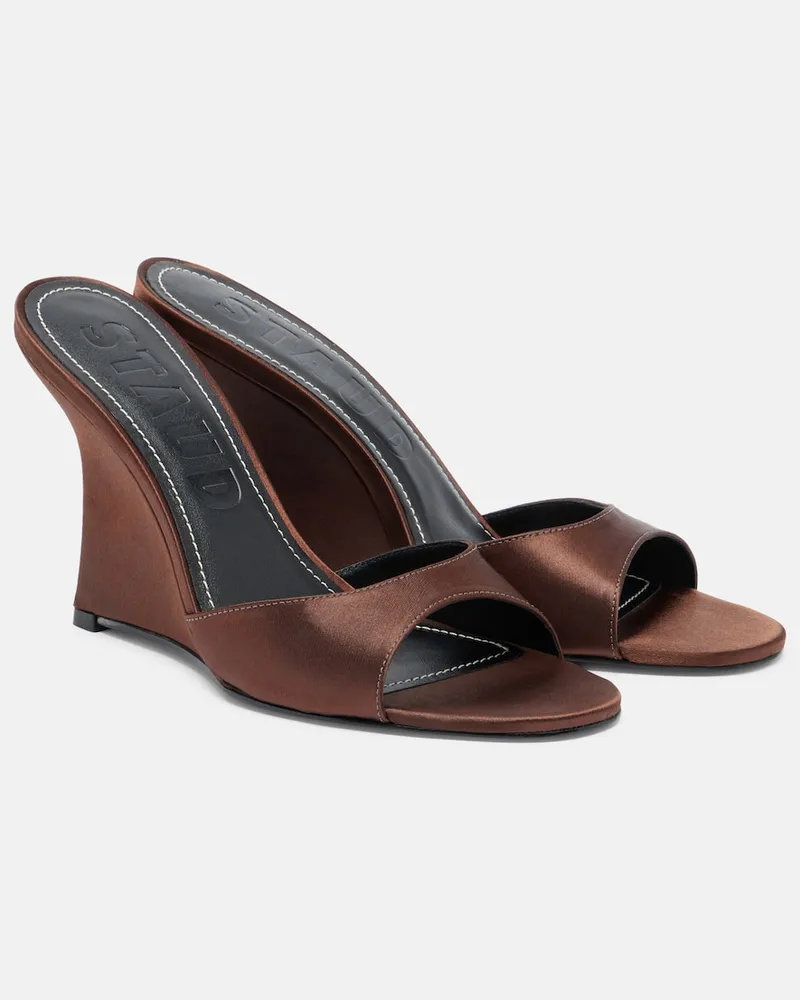 STAUD Wedge-Pantoletten Brigitte aus Satin Braun