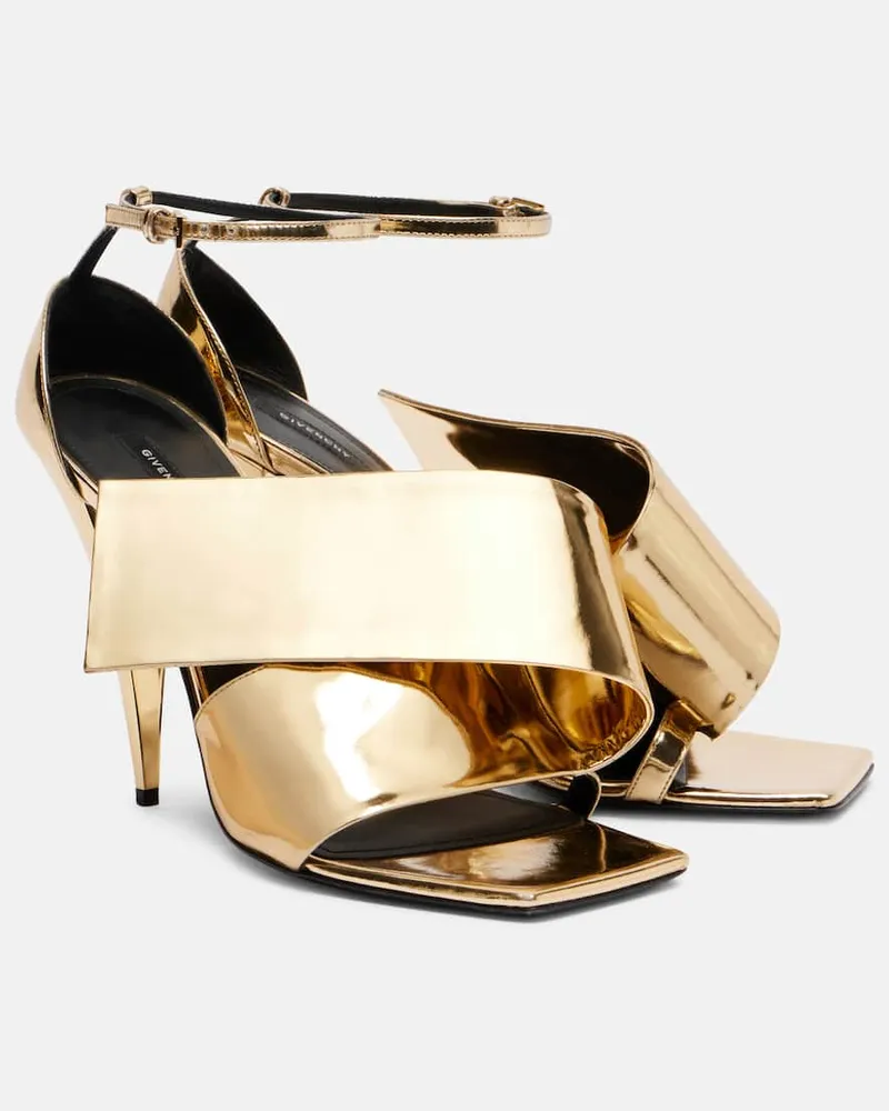 Givenchy Sandalen Sliced Square aus Metallic-Lackleder Gold