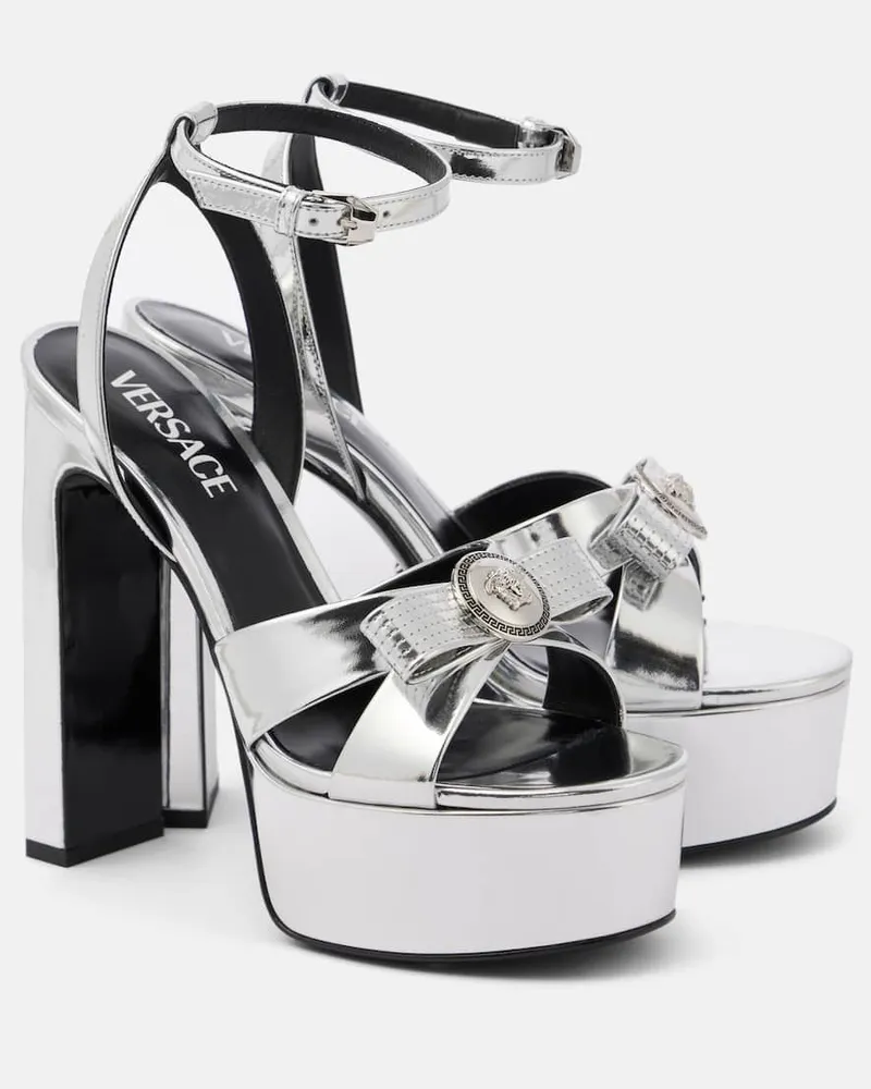 Versace Sandalen Gianni Ribbon 140 aus Metallic-Leder Silber
