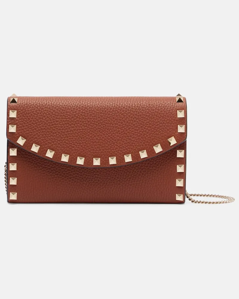 Valentino Garavani Portemonnaie mit Kettenriemen Rockstud aus Leder Braun