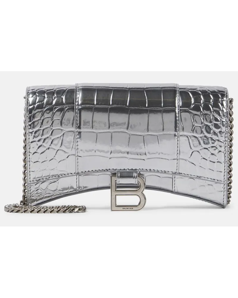 Balenciaga Portemonnaie mit Kettenriemen Hourglass aus Metallic-Leder Silber