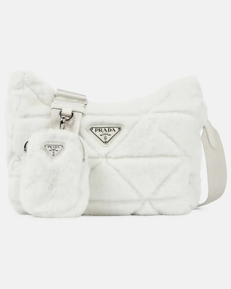Prada Schultertasche Re-Edition 2000 aus Shearling Weiß