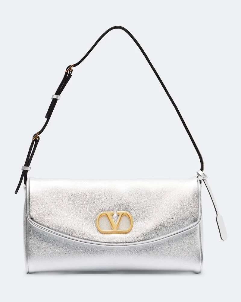 Valentino Garavani Schultertasche DeVain Small aus Metallic-Leder Silber