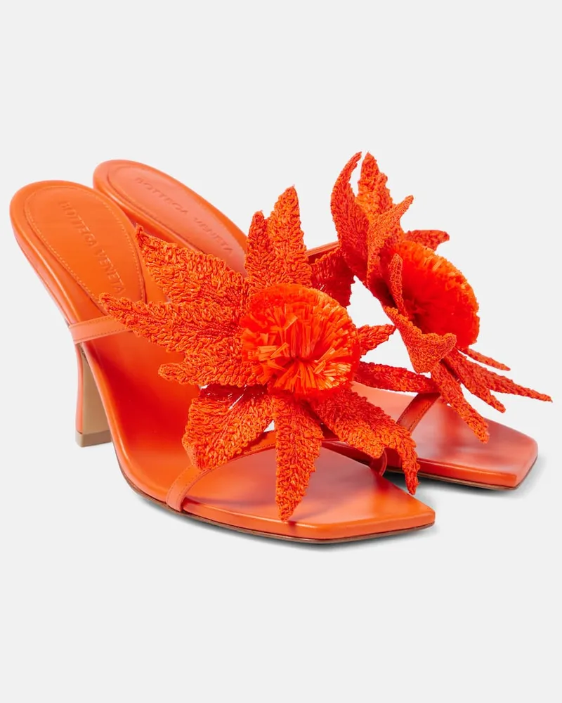 Bottega Veneta Sandalen Adam aus Leder mit Raffiabast Orange