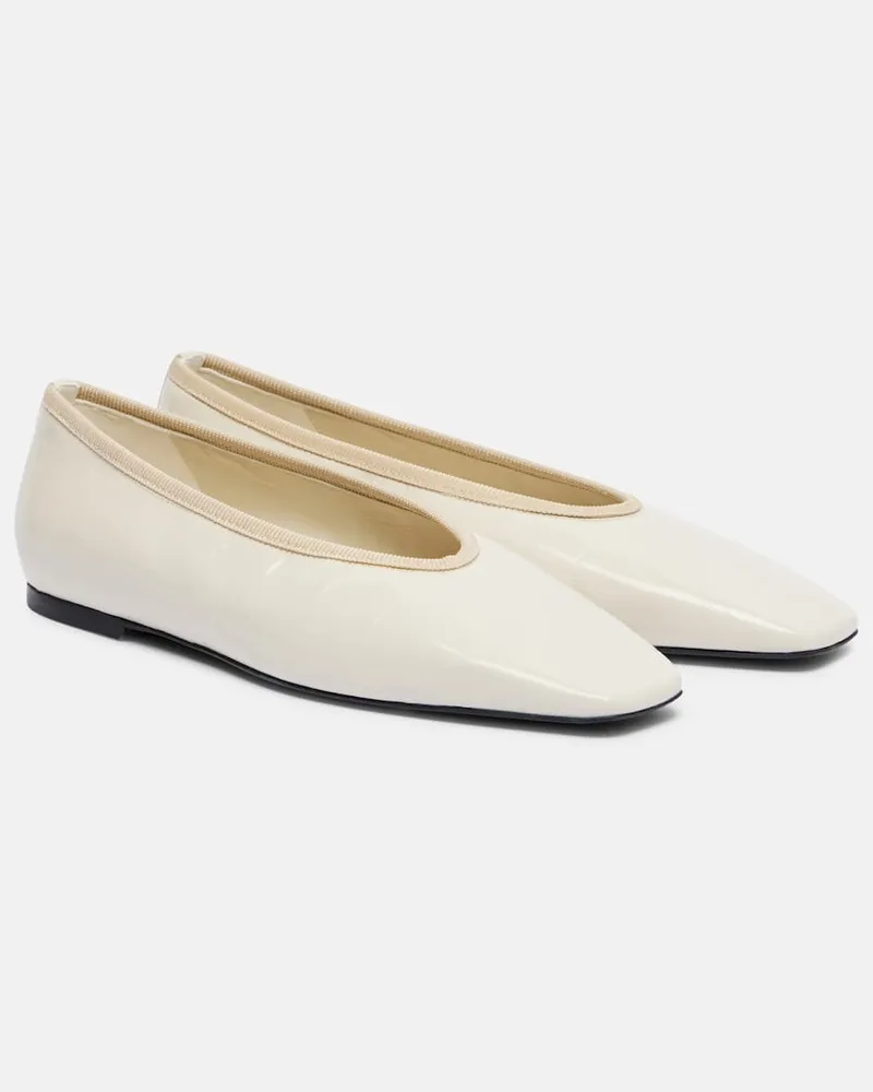 Totême Ballerinas aus Lackleder Weiß