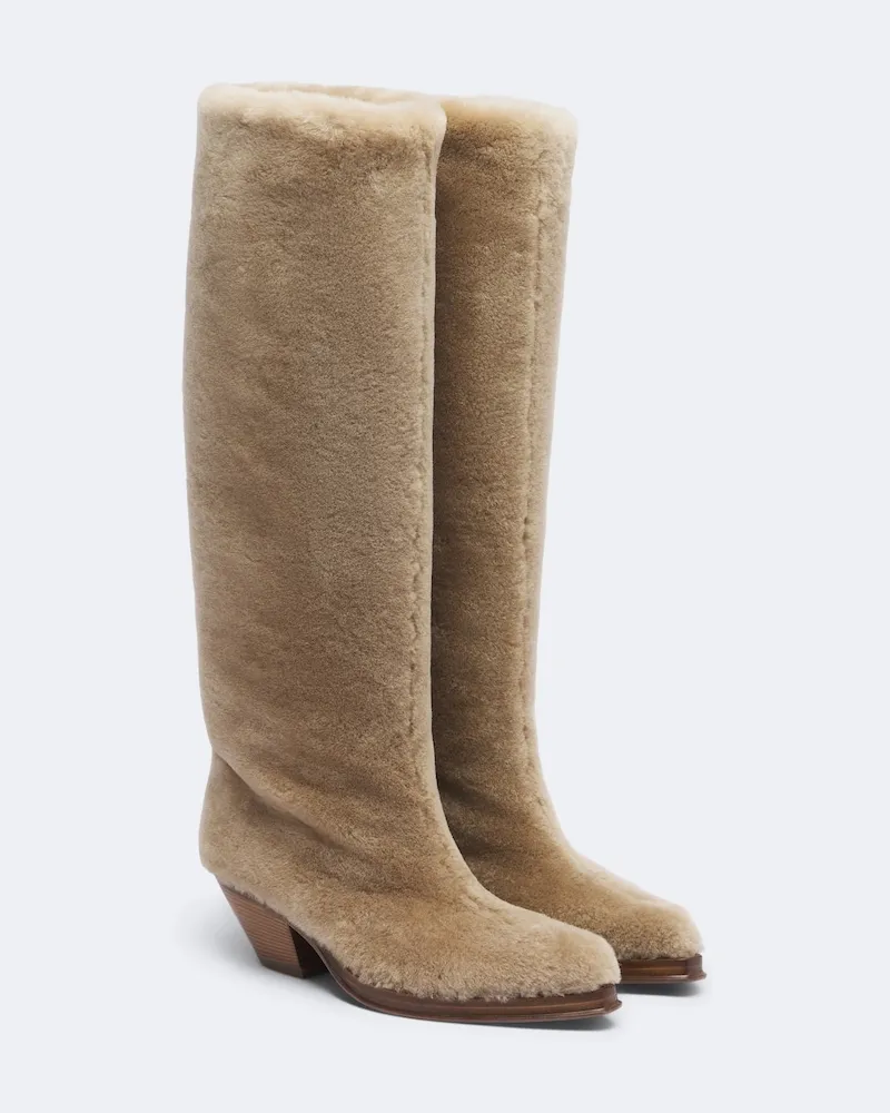 Gabriela Hearst Kniehohe Stiefel Waite aus Shearling Beige