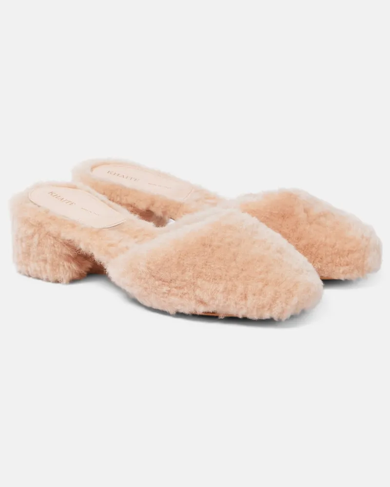 KHAITE Mules Clio aus Shearling Rosa