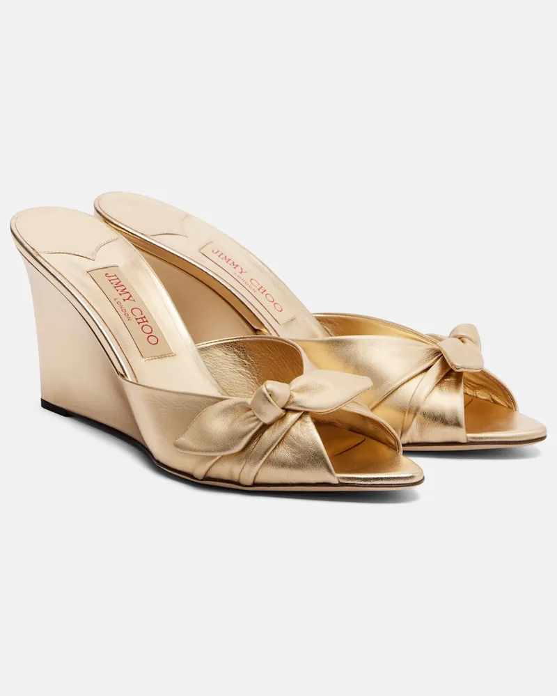 Jimmy Choo Wedge-Pantoletten Livi aus Metallic-Leder Gold