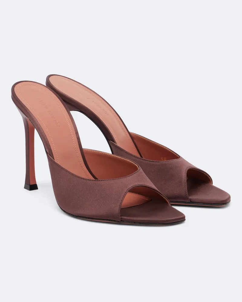 Amina Muaddi Mules Alexa aus Satin Braun