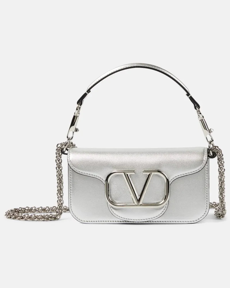 Valentino Garavani Schultertasche Locò Small aus Metallic-Leder Silber