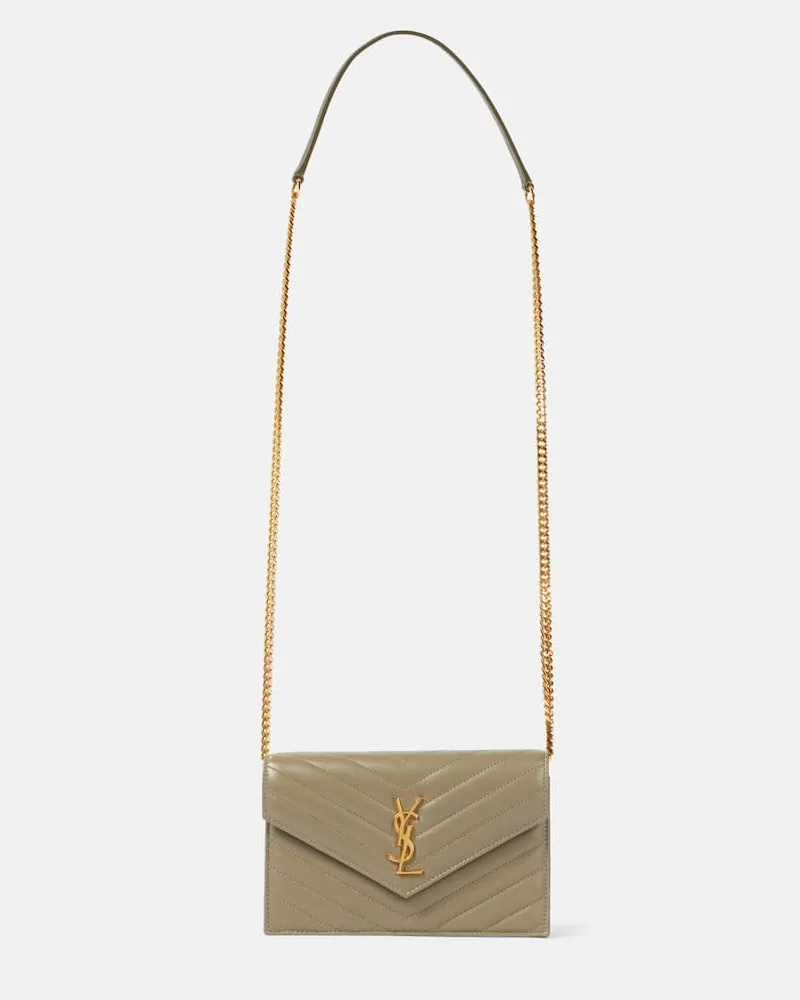 Saint Laurent Portemonnaie mit Kettenriemen Cassandre Envelope aus Leder Grün