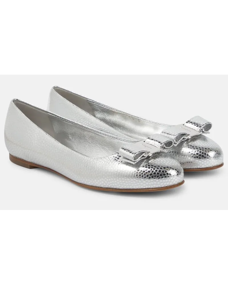 Ferragamo Ballerinas Vara aus Metallic-Leder Silber