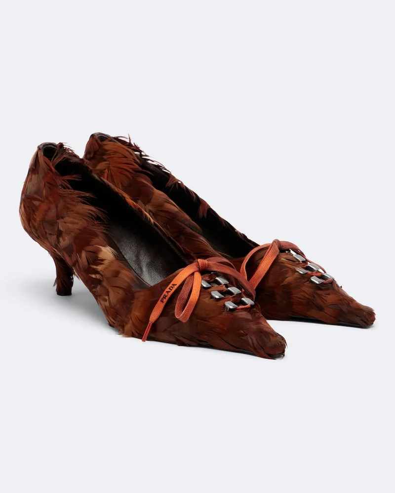 Prada Pumps aus Satin mit Federn Braun