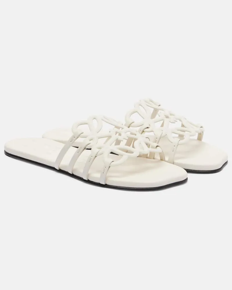 Loewe Pantoletten Petal Anagram aus Leder Weiß