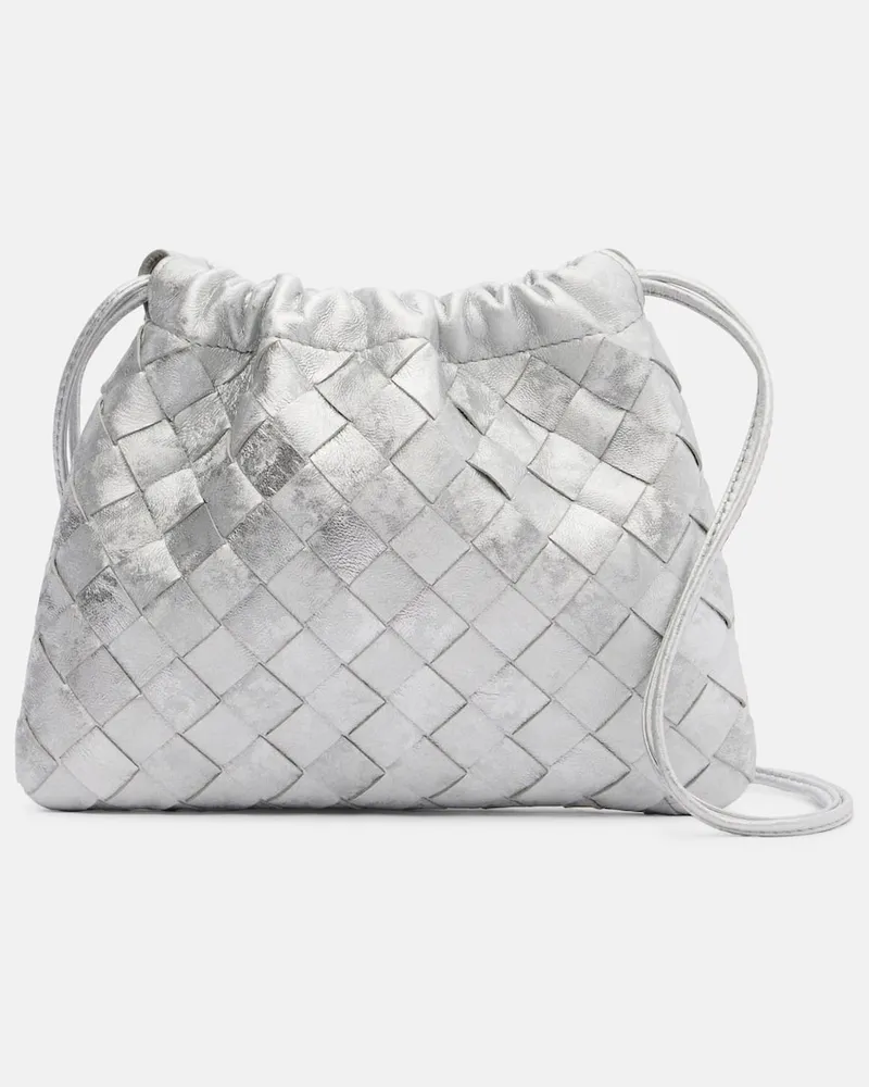 Bottega Veneta Clutch Intrecciato Small aus Metallic-Leder Silber