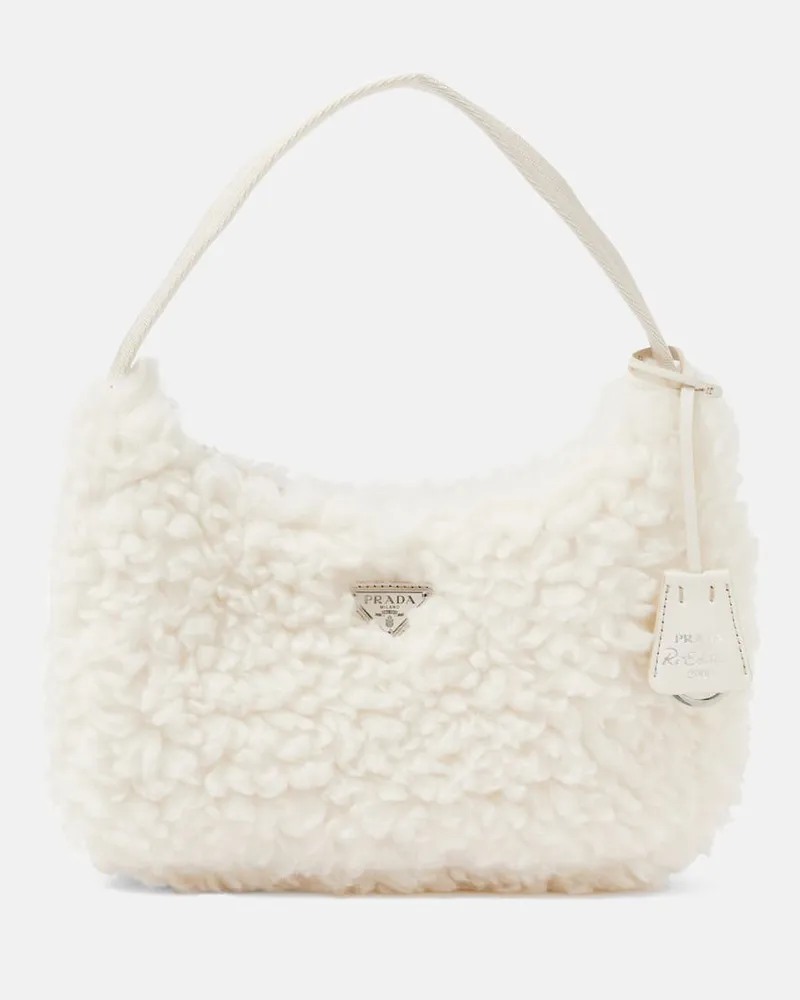 Prada Schultertasche Re-Edition 2000 Mini aus Shearling Weiß