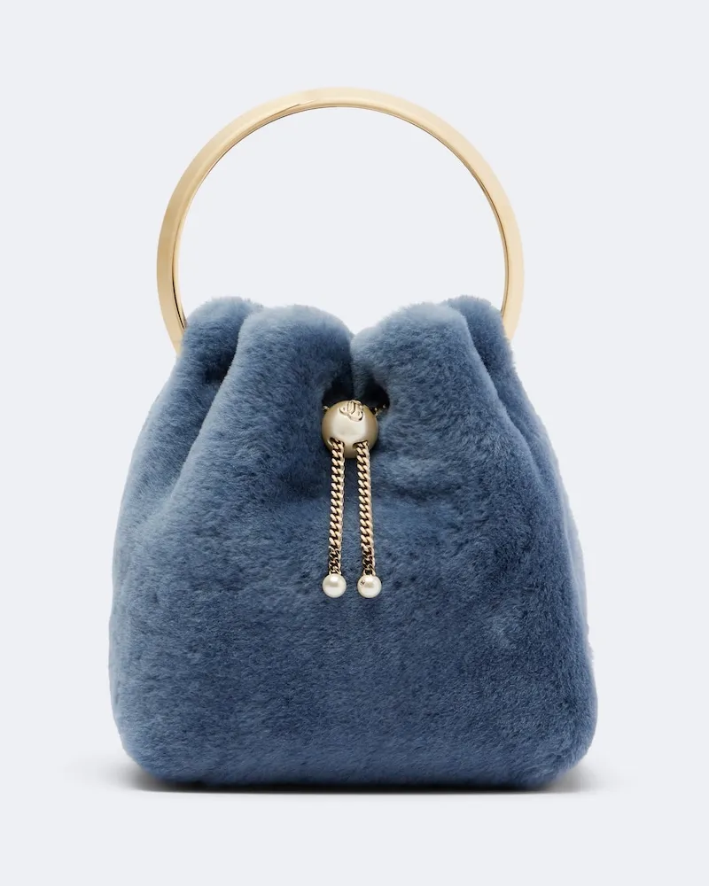 Jimmy Choo Bucket Bag Bon Bon Small aus Shearling mit Zierperlen Blau