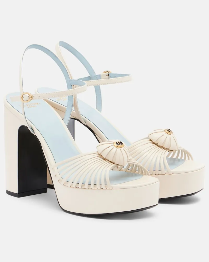 Valentino Garavani Plateausandalen Cœur Royal aus Leder Weiß