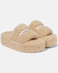 Balenciaga Pantoletten aus Faux Shearling Beige